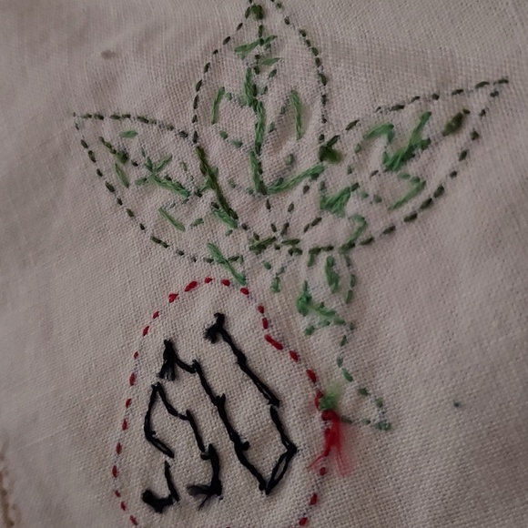 Vintage Handmade Embroidered Strawberry Design Table Cloth With 2 Napkins Set - Picture 9 of 12